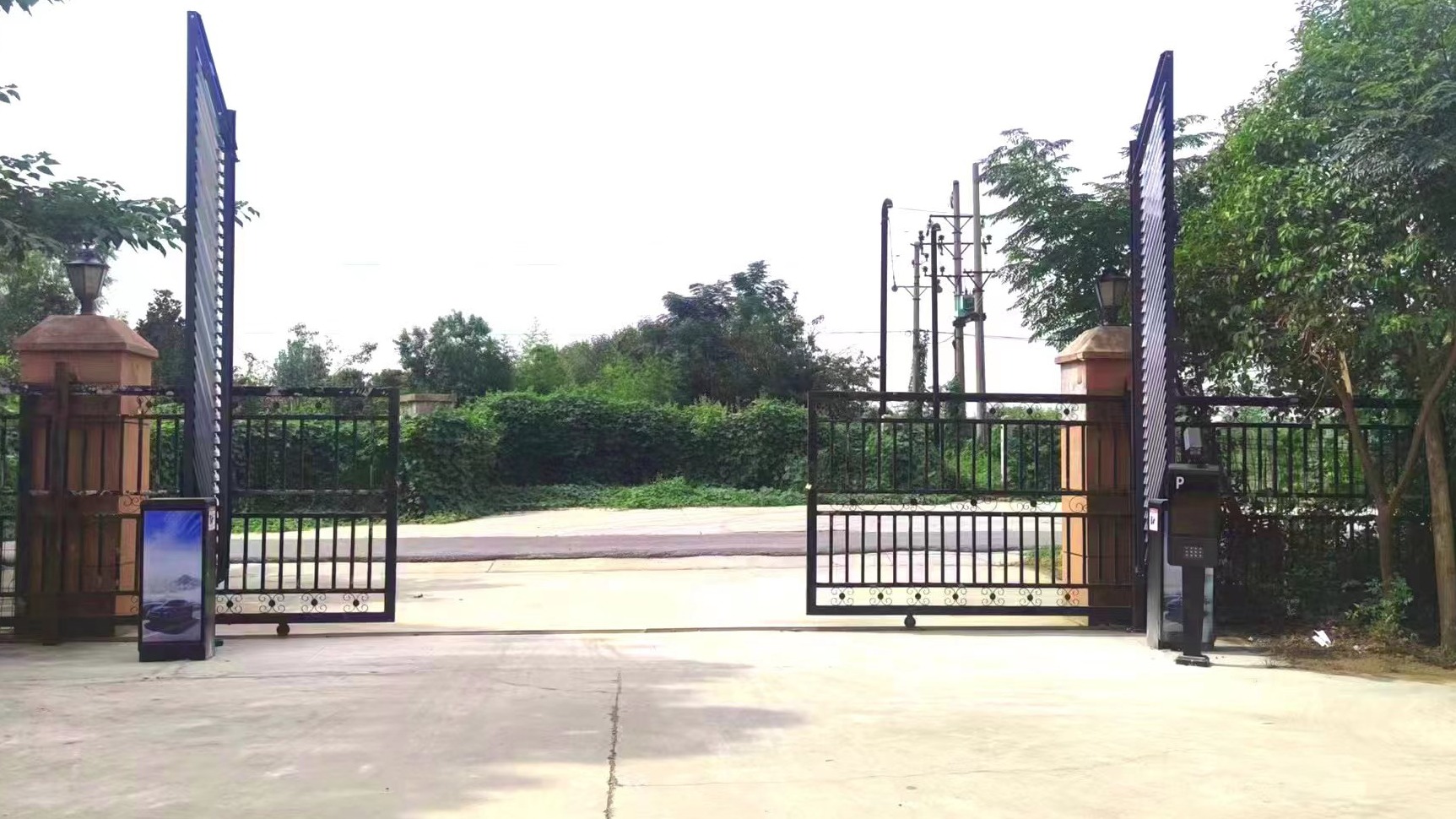 广告道闸系统已成功入住郑州普兰薰衣草庄园项目
