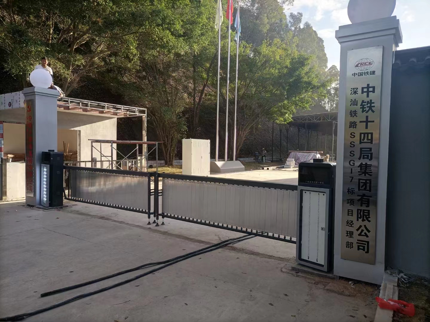 深圳中铁十四局项目部车牌识别广告道闸一体机