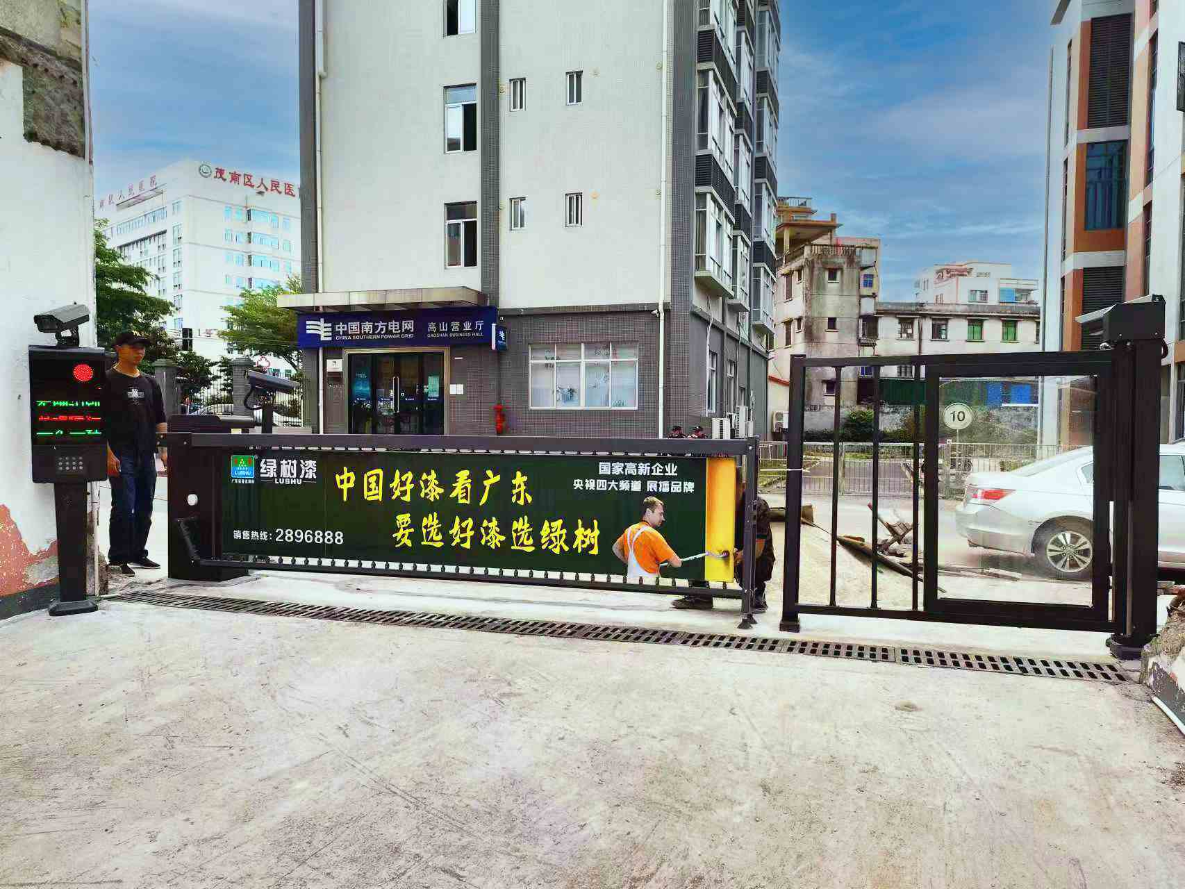 人行广告门与车牌识别系统入驻广东茂名